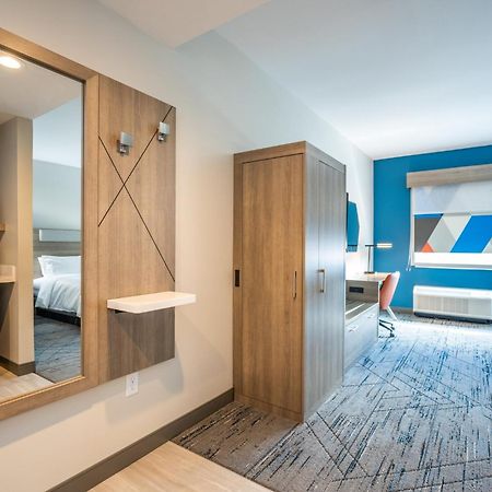 Holiday Inn Express & Suites Charlottesville By Ihg Exterior photo