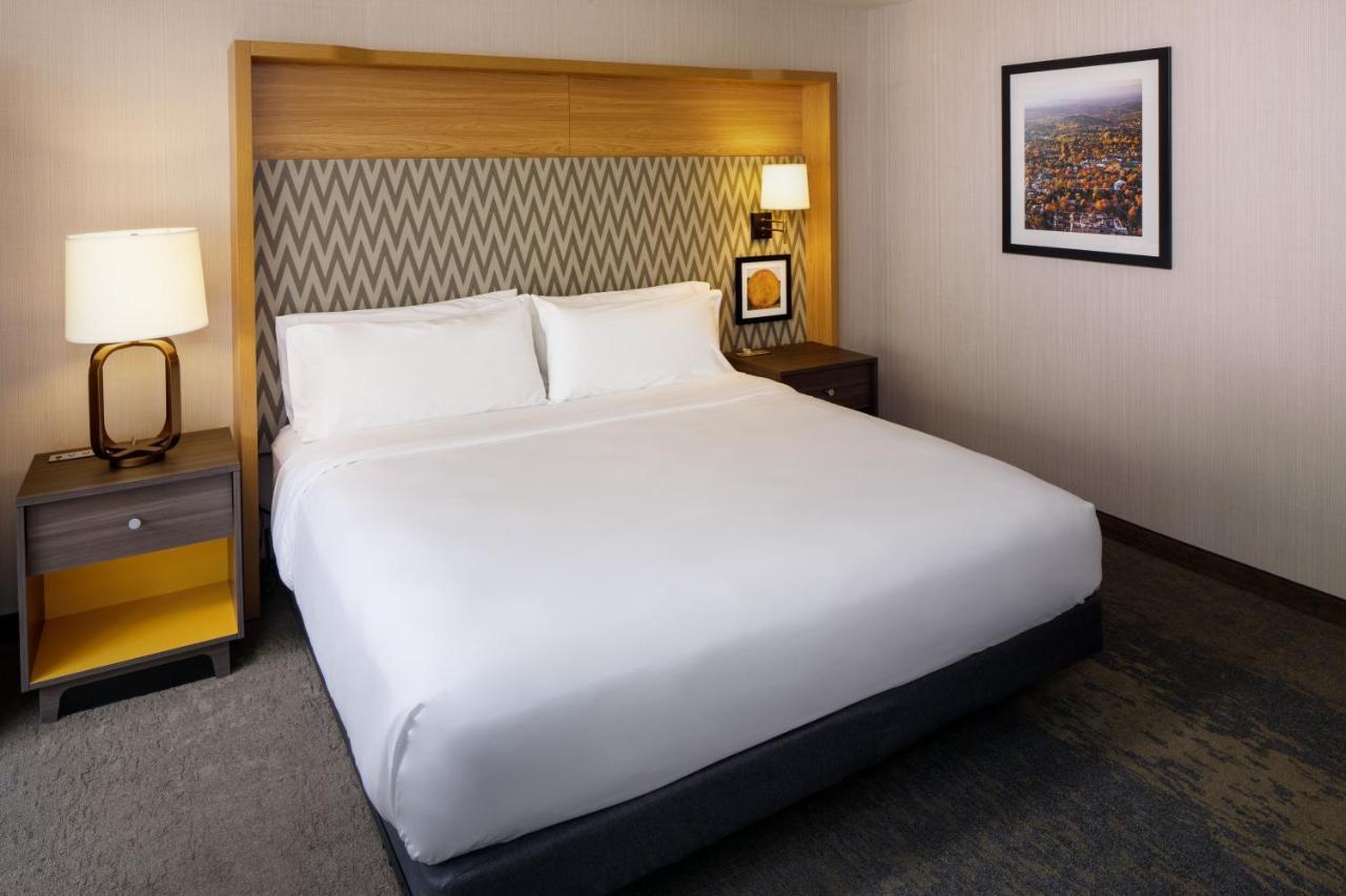 Holiday Inn Express & Suites Charlottesville By Ihg Exterior photo
