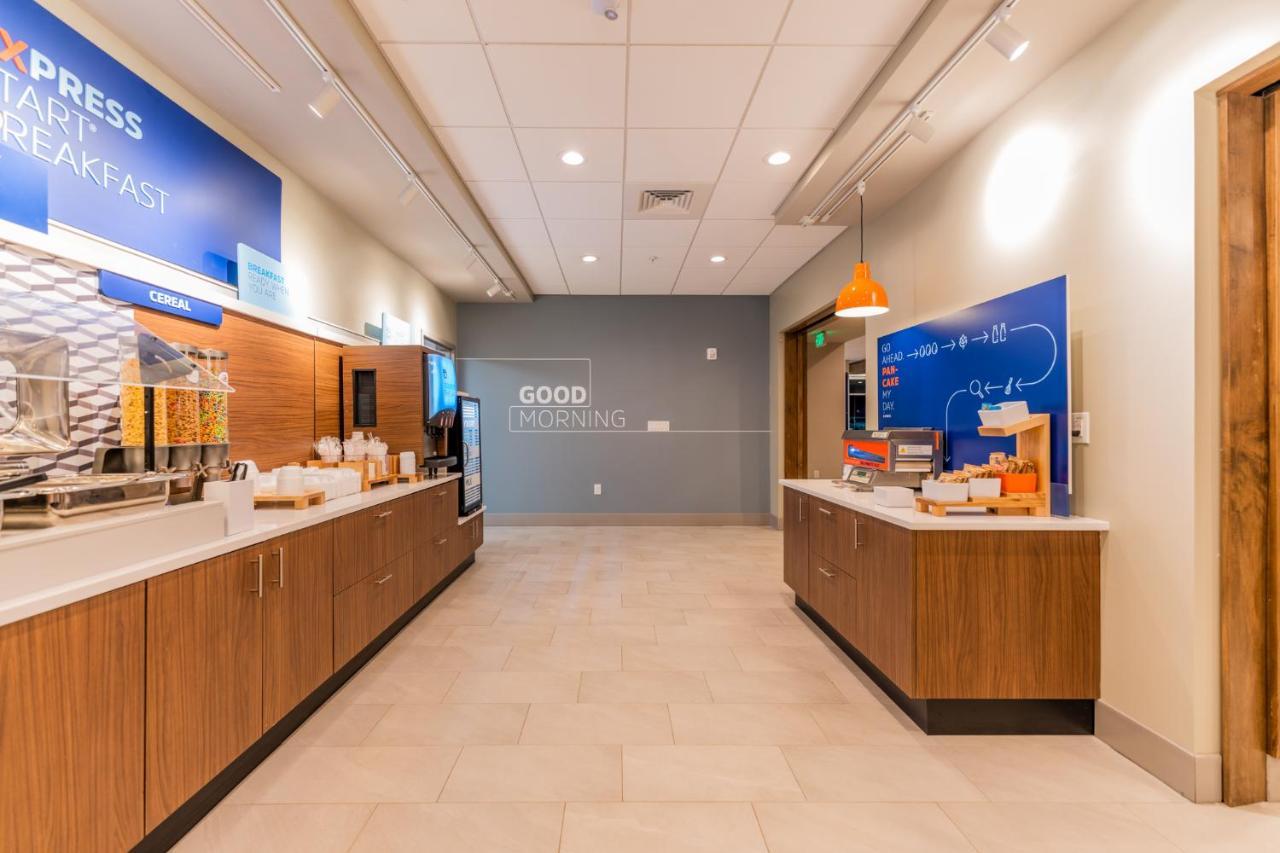 Holiday Inn Express & Suites Charlottesville By Ihg Exterior photo