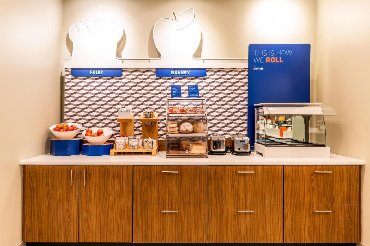 Holiday Inn Express & Suites Charlottesville By Ihg Exterior photo