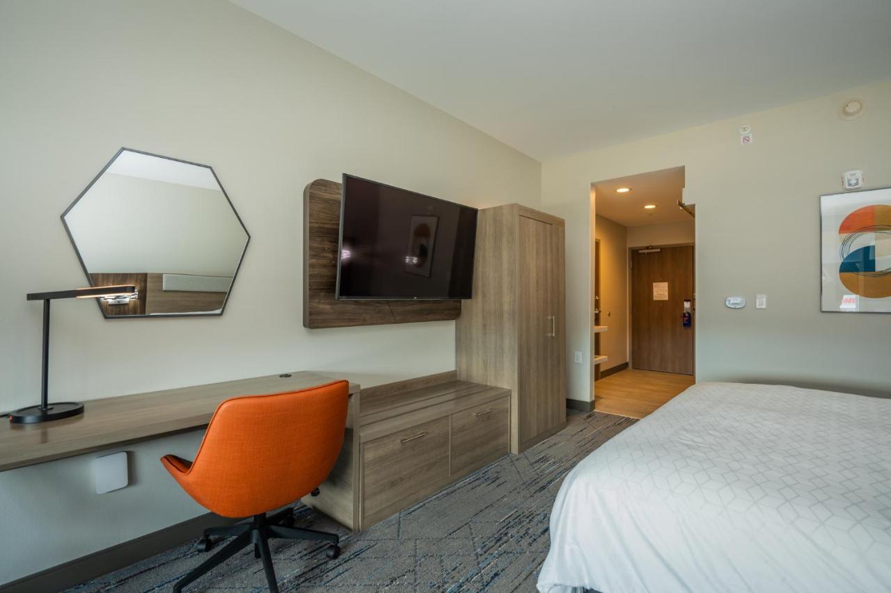 Holiday Inn Express & Suites Charlottesville By Ihg Exterior photo