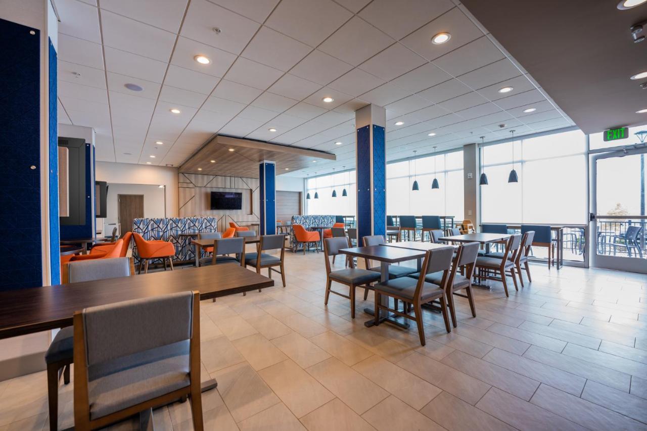 Holiday Inn Express & Suites Charlottesville By Ihg Exterior photo