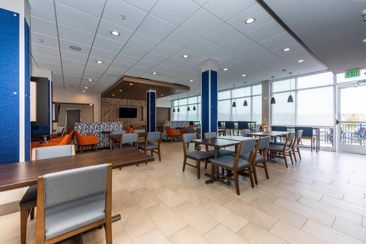 Holiday Inn Express & Suites Charlottesville By Ihg Exterior photo