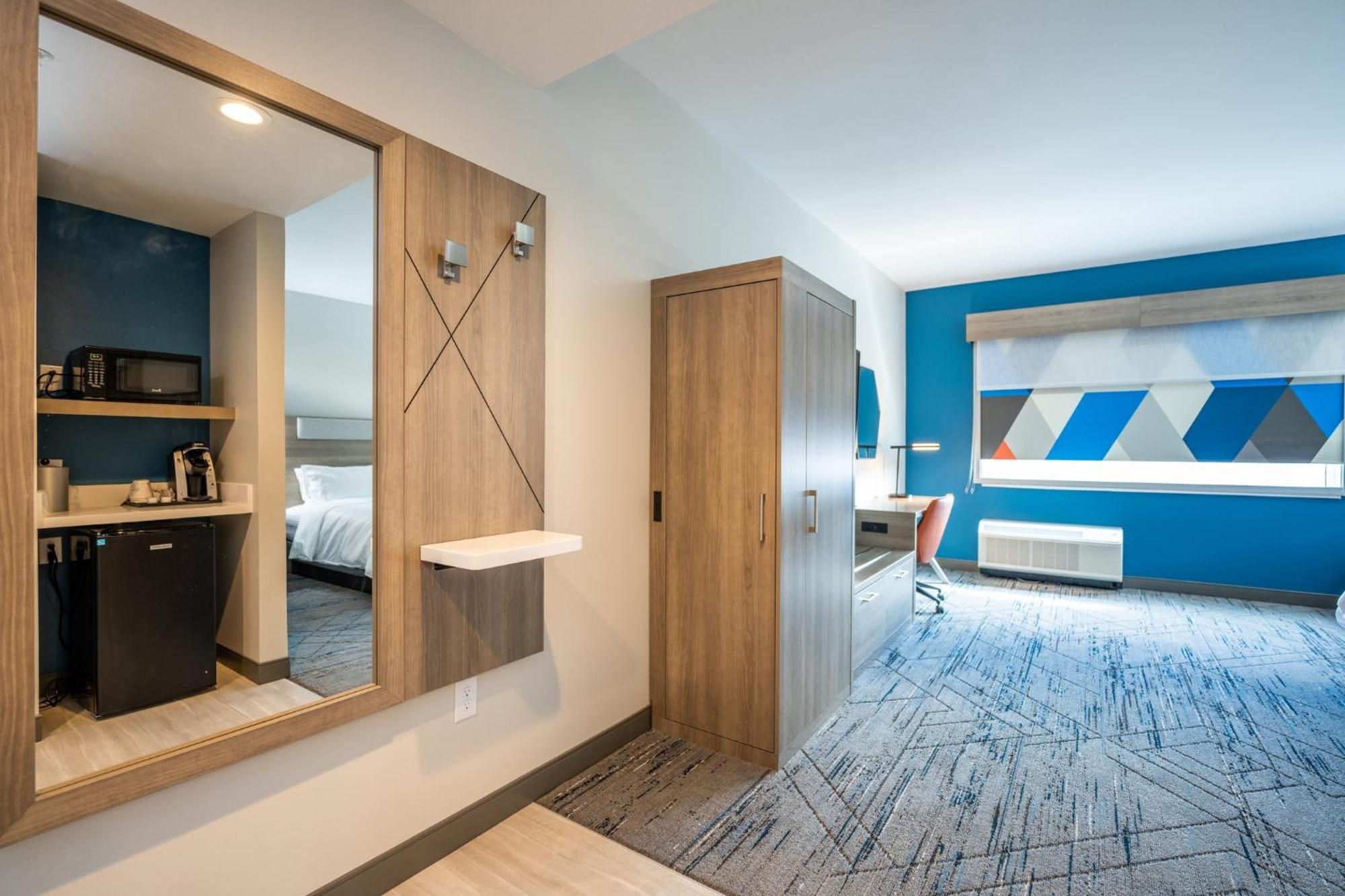 Holiday Inn Express & Suites Charlottesville By Ihg Exterior photo